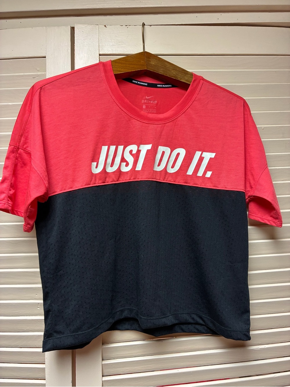 Nike Woman's Dri-FIT 'Just Do It.' Colorblock Cropped short Sleeve Shirt